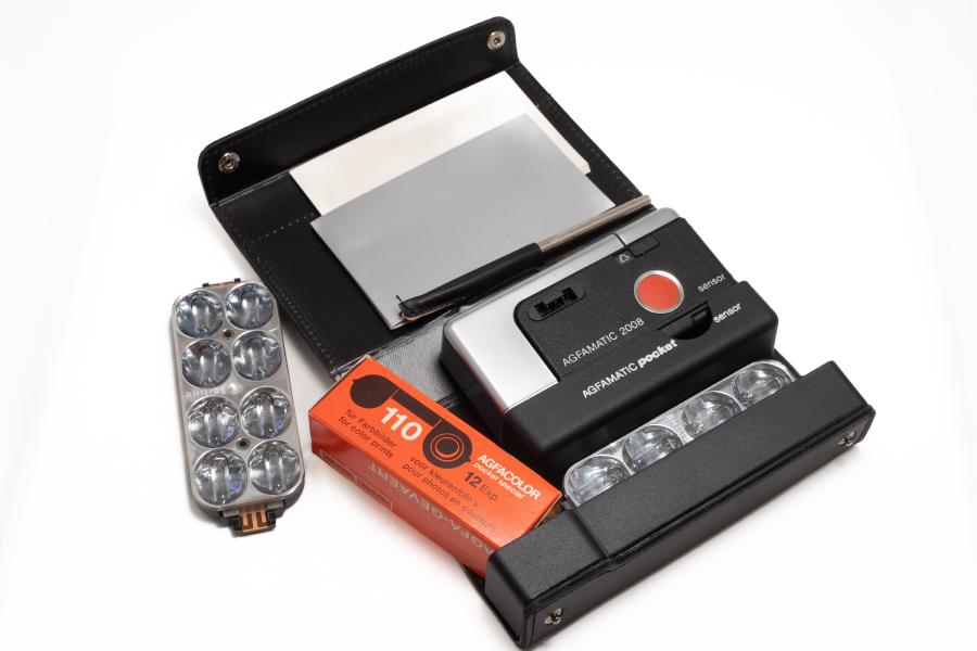 Das Doku-Pack für das Handschuhfach: Kamera, Film, Blitz und ein Notizblock