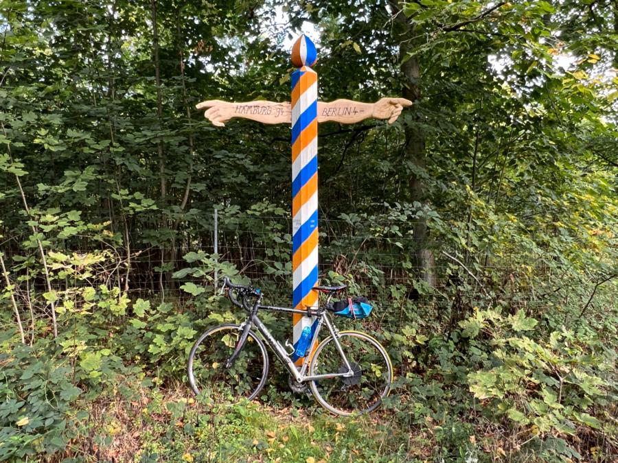 Wegweiser und Meilentafel auf dem alten Postweg