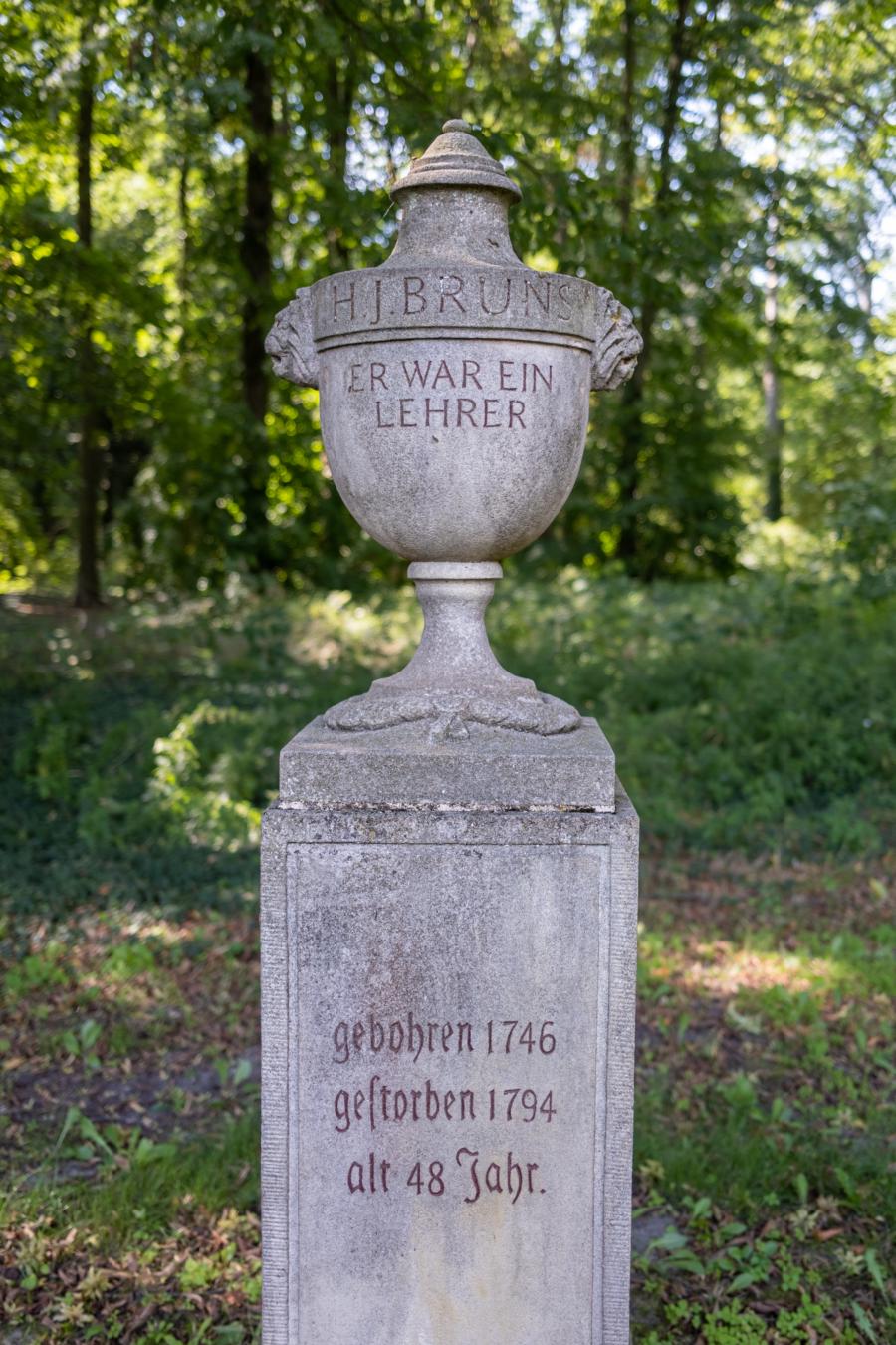 Er war ein Lehrer! Gedenkstein für H.J.Bruns
