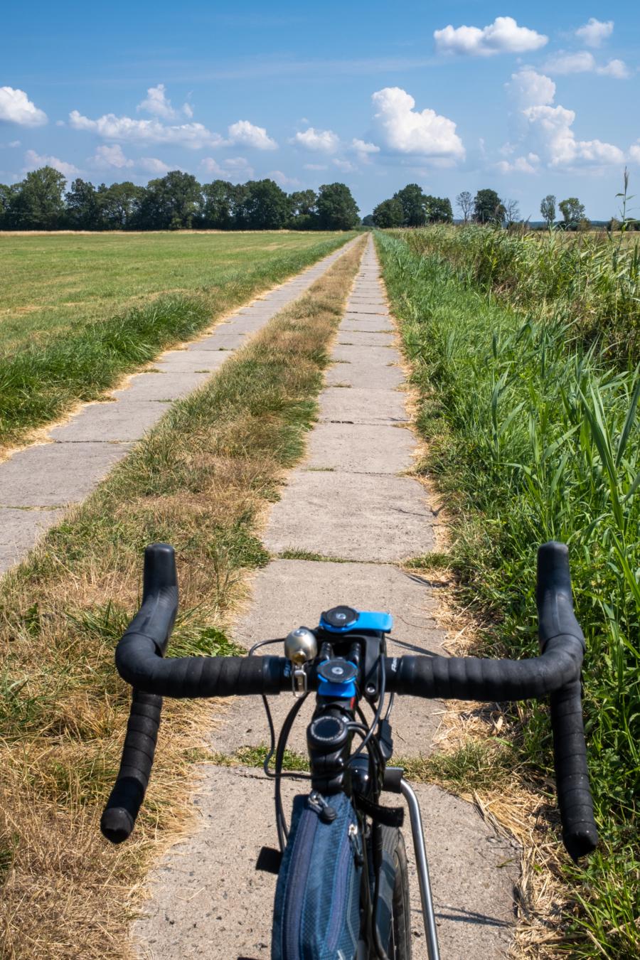 Havelländische Plattenwege verlieren ihren Schrecken: breite Reifen und gepolsterter Rennlenker