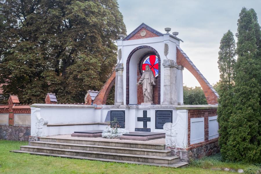Grabdenkmal auf dem Friedhof Löwitz