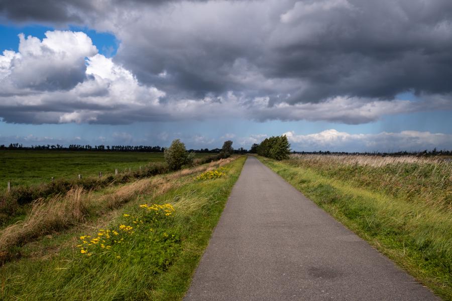 Straße entlang der Seenlandschaft