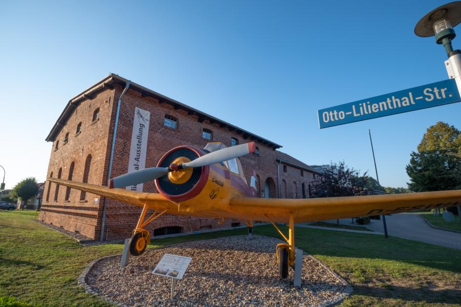 Agrarflieger vor dem Lilienthal-Museum in Stölln