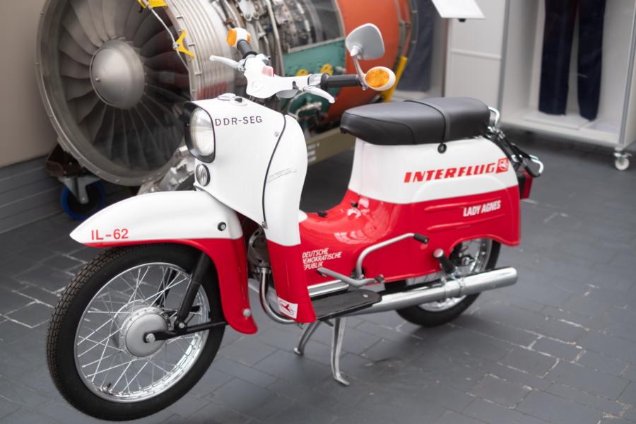 Interflug-Moped in Hangar Stölln