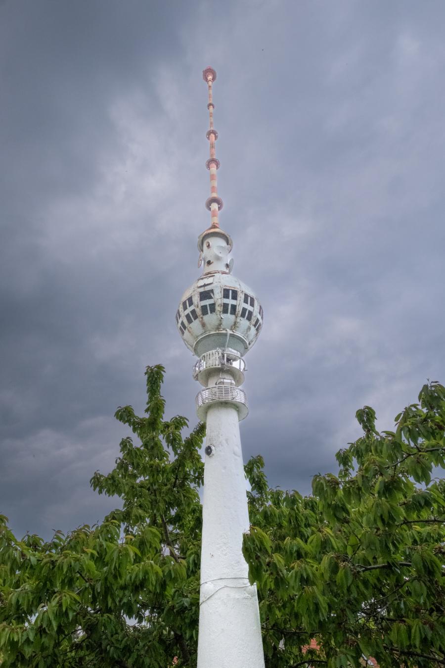 10 Meter hohe Nachbildung bei der privaten Gartenbahn in Stölln