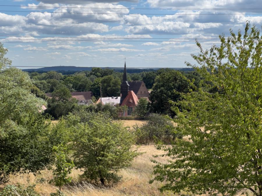Blick auf die Bagower Kirche vom Mühlenberg