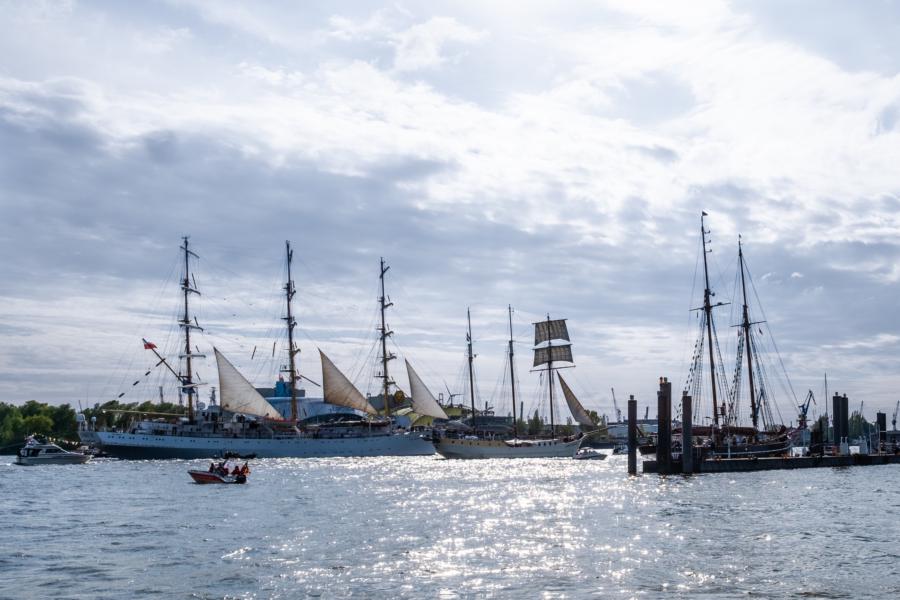 Hafenfest: Auslaufparade der Dreimaster