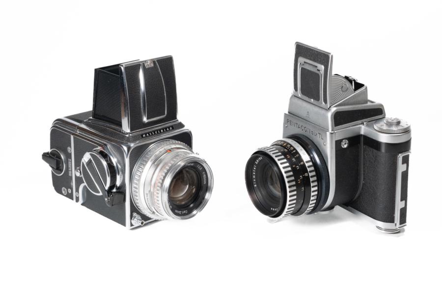 Hasselblad (links), Pentacon Six (rechts) mit 80mm und Faltlichtschacht