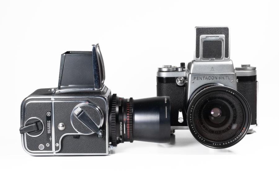 Hasselblad (links), Pentacon Six (rechts) mit 50mm Weitwinkel