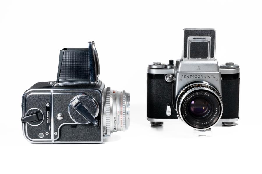 Hasselblad (links), Pentacon Six (rechts) mit 80mm und Faltlichtschacht