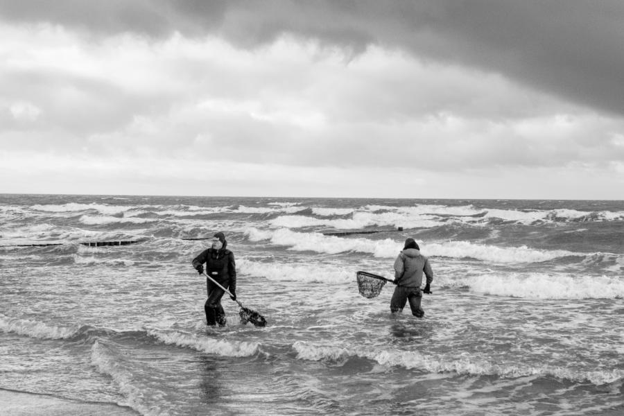Bernsteinfischer in der Ostsee bei Vitte