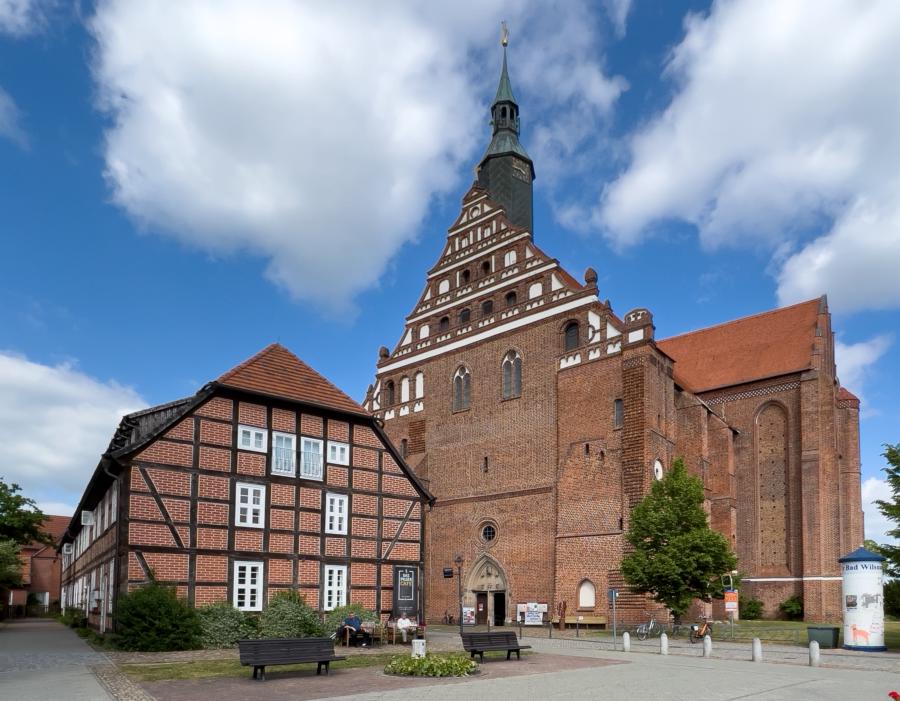 Wunderblutskirche in Bad Wilsnack, links das Pilgercafe