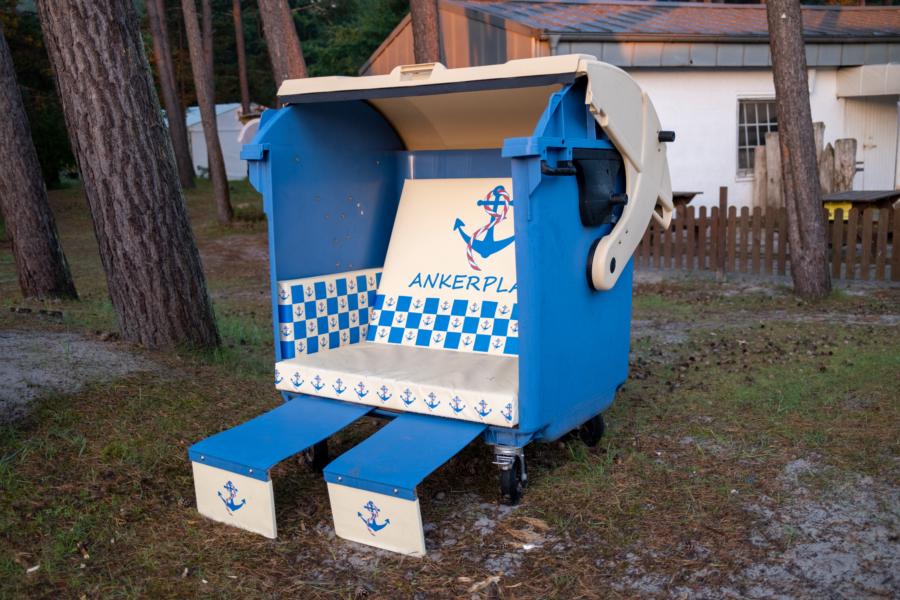 Upcycling extrem: Strandkorb aus Müllcontainer im Regenbogencamp