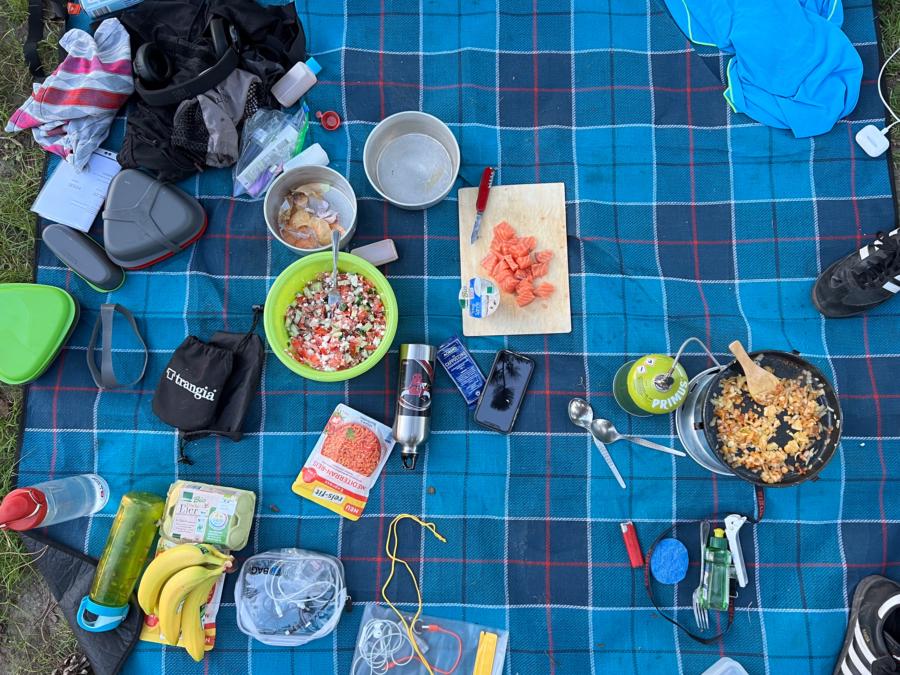Radlerluxus: Picknickdecke, Trangiakocher und gutes Wetter 