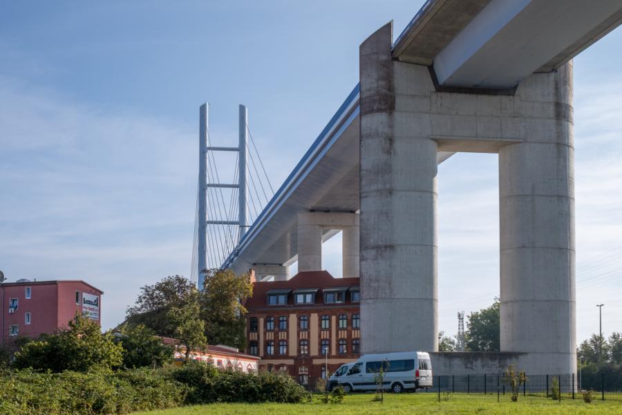 Stralsunder Werfthaus unter Rügenbrücke