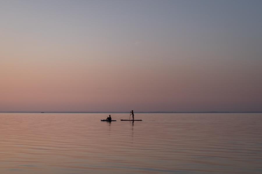 SUP-Paddler in der Abenddämmerung