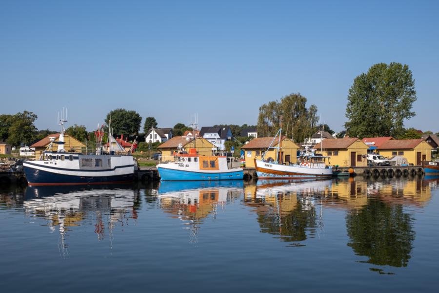 Fischerboote im Hafen von Freest