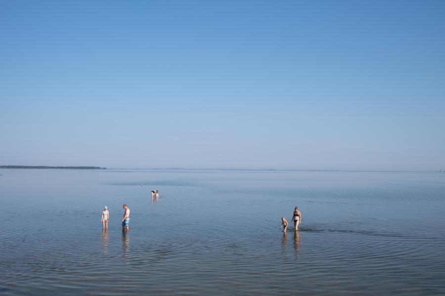 Wadenbaden am flachen Strand von Freest