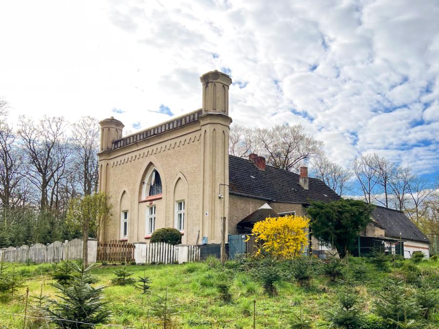 Forsthaus hinter der wuchtigen Fassade