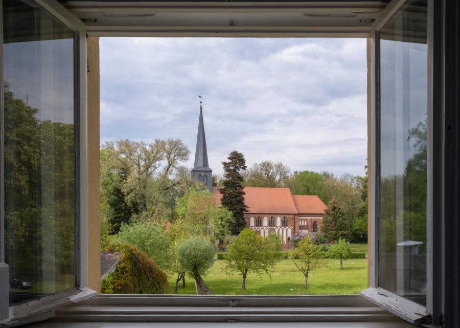 Blick aus dem Fenster auf die Klosterkirche Marienfließ