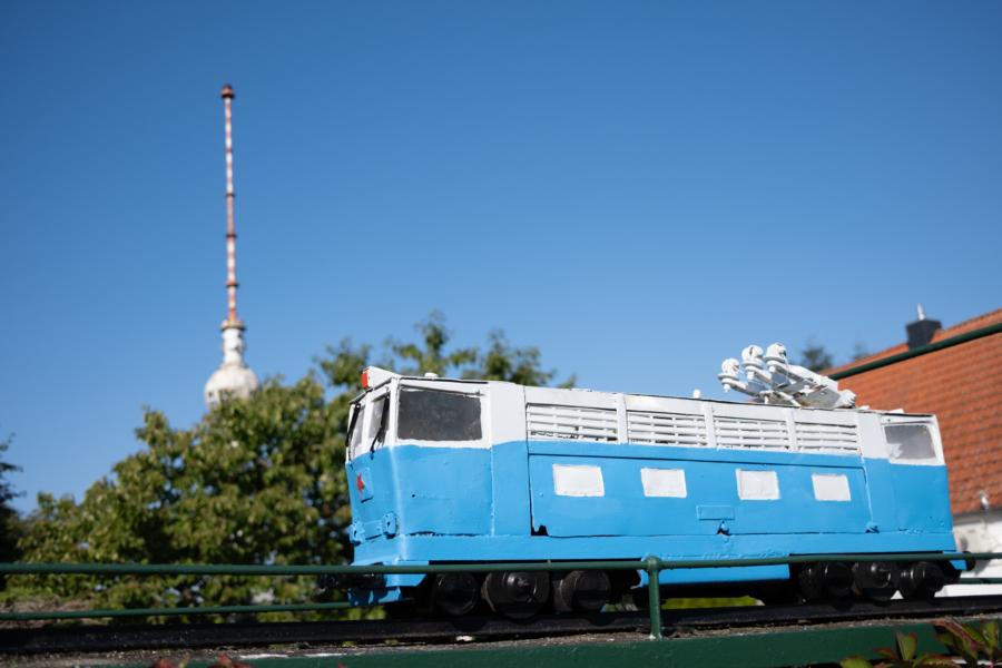 Miniatur-Eisenbahn und Alexanderplatz im Vorgarten