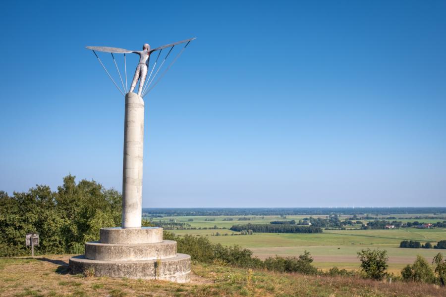 Das Lilienthal-Denkmal auf dem Gollenberg mit Blick ins Rhinluch