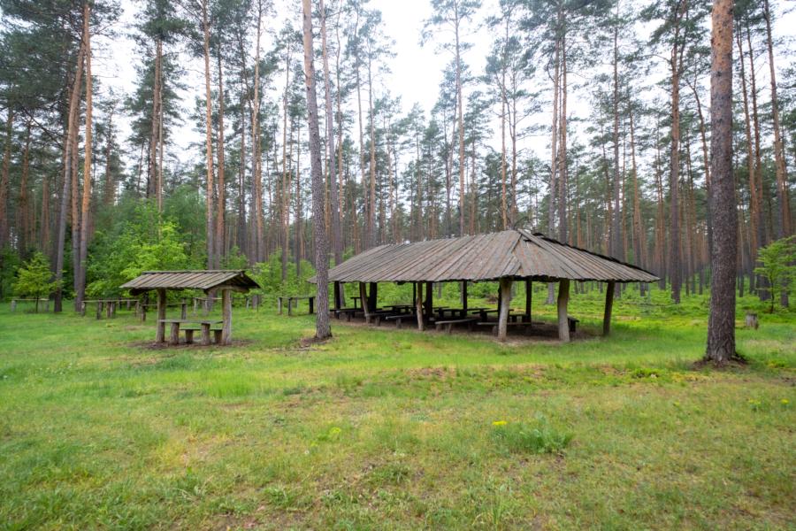 Große Schutzhütten im Wald Heiligengrabe