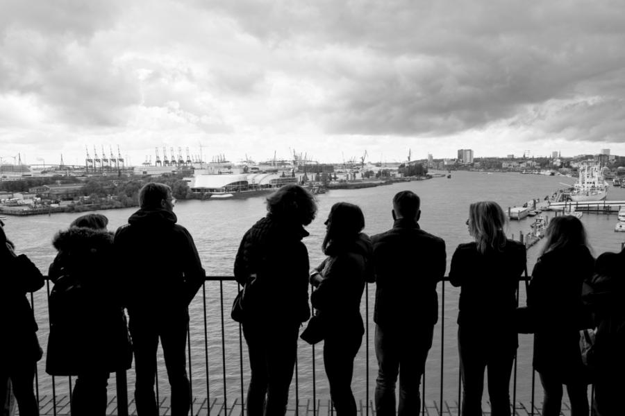 Blick von der Elbphilharmonie auf den Hafen