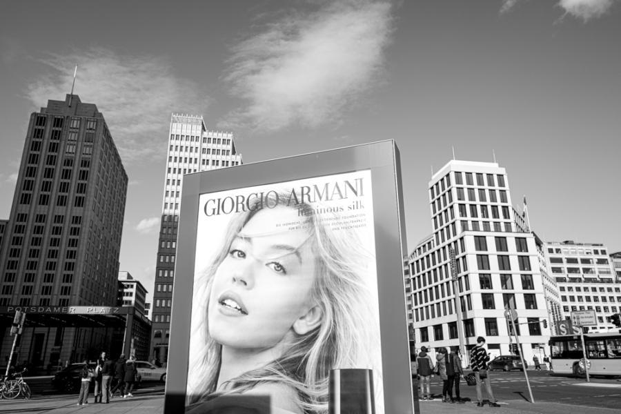 Potsdamer Platz: Armani-Aufsteller