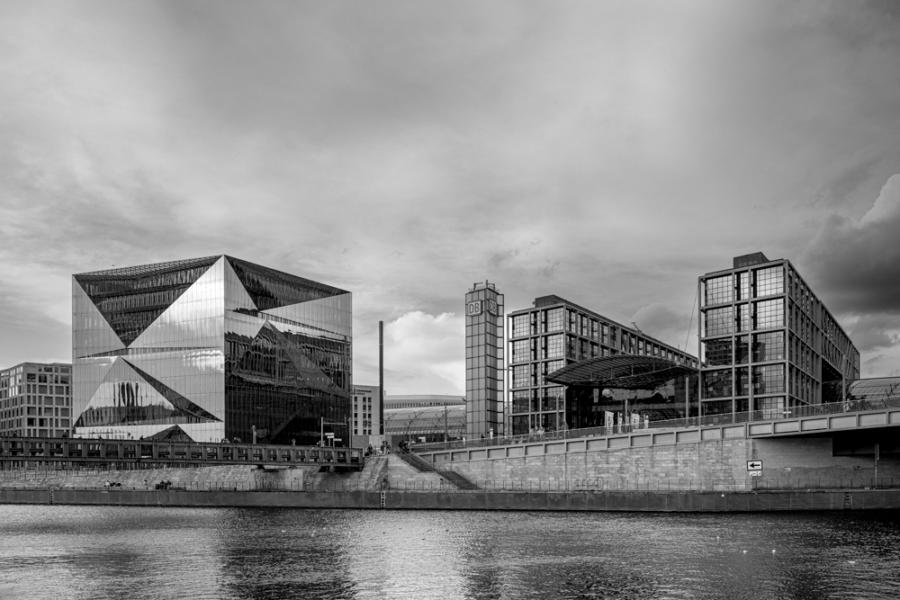 Hauptbahnhof und Cube am Washingtonplatz