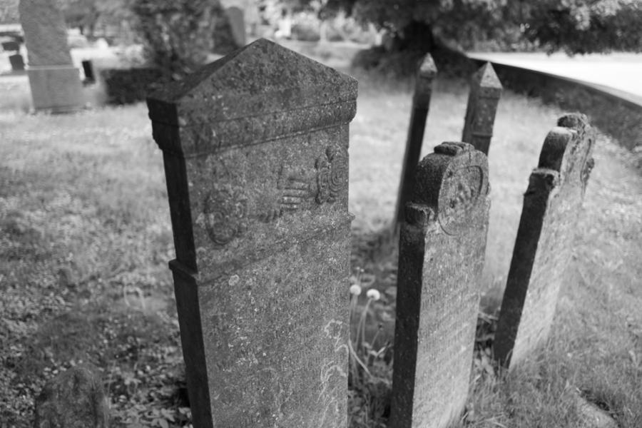 Grabplatten an der Kirche Schlemmin