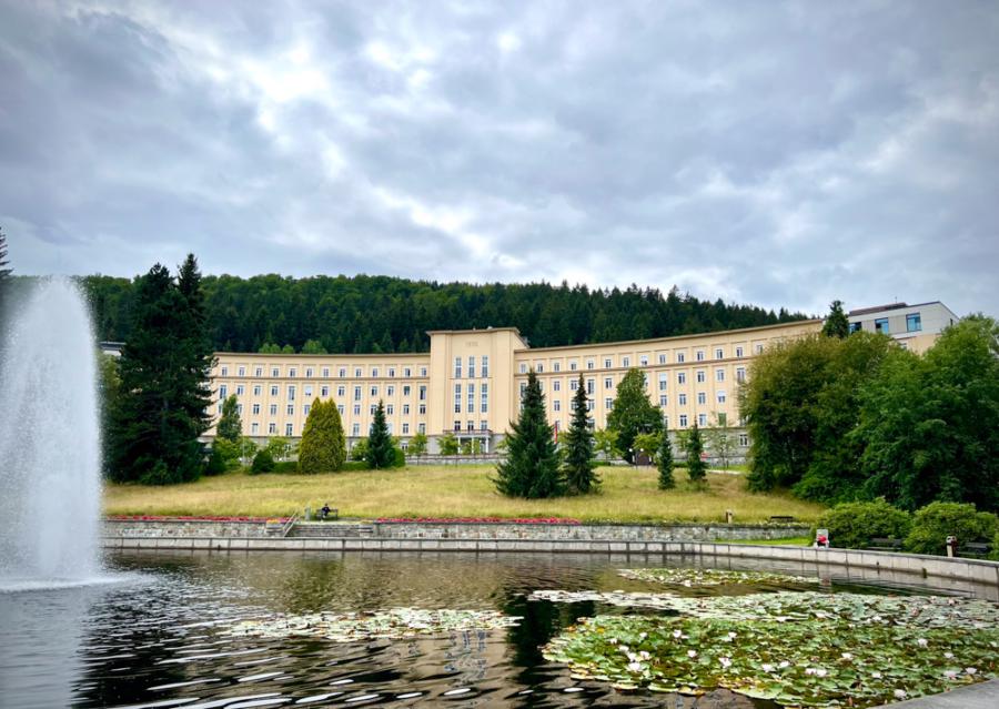 Die gigantische Fassade der Klinik Erlabrunn