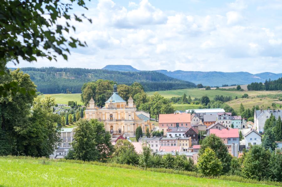 Vorne Wambierzyce, hinten der Tafelberg Großer Heuscheuer