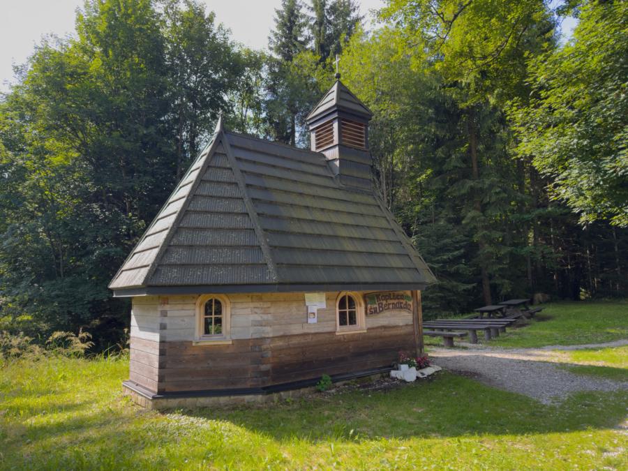 Die kleine Bernhardskapelle am Beginn des Weges