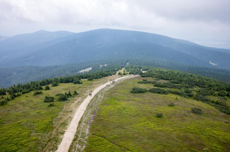 Blick auf den Wanderweg zur PTTK-Hütte in Polen