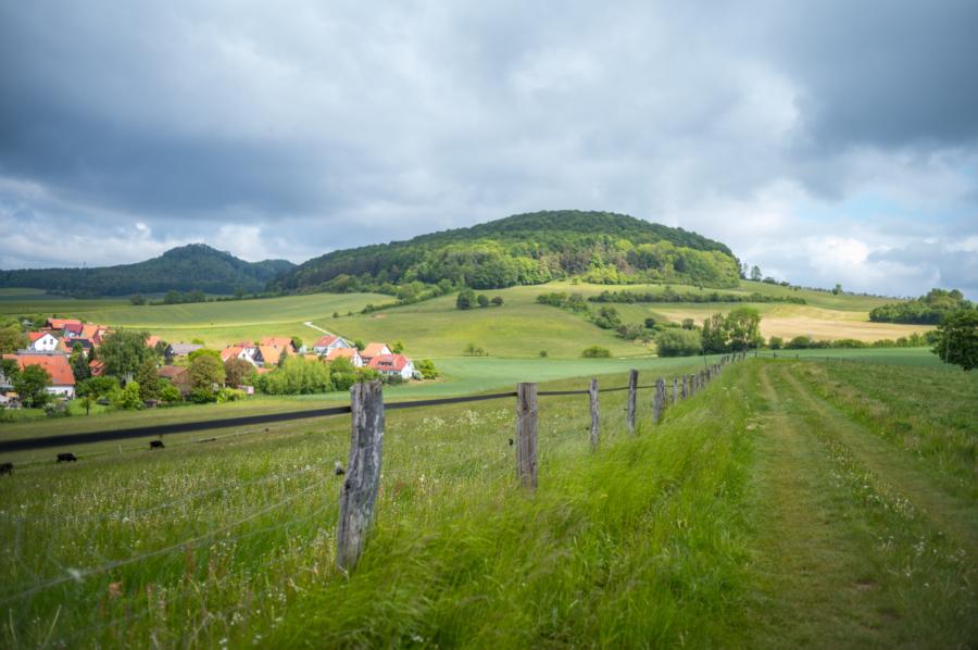 Blick von Bremke auf den Eschenberg, dahinter die Gleichen