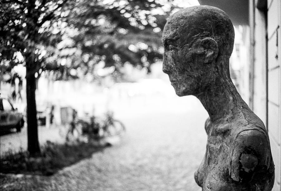 Schwierige Lichtverhältnisse: Dunkle Statue vor hellem Hintergrund