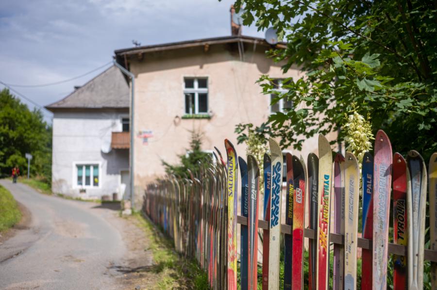 Ein Gartenzaun aus Skiern