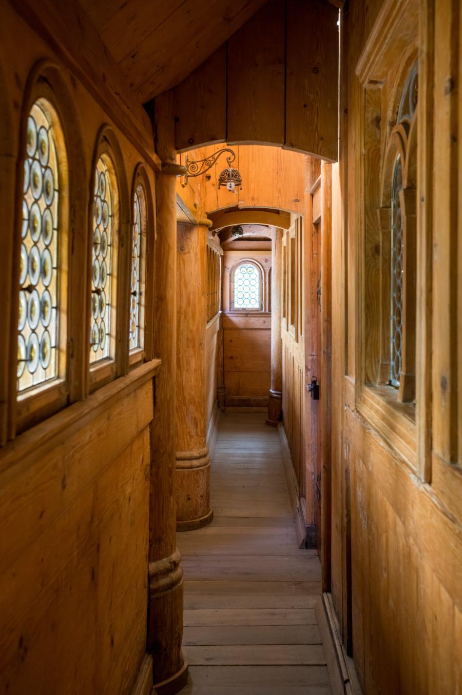 Enge Gänge der Wang-Kirche