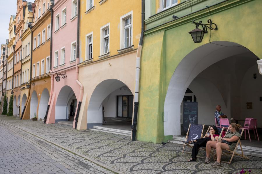 Bunte Fassaden und Arkaden am Rynek / Marktplatz Jelenia Góra